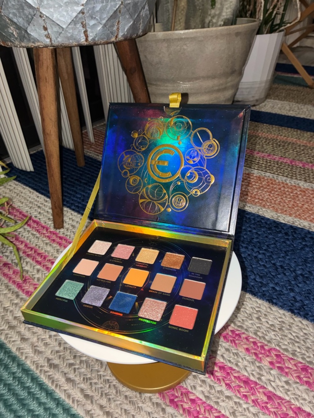 Urban Decay Eternals Eyeshadow Palette - Black & Gold - Picture 7 of 8